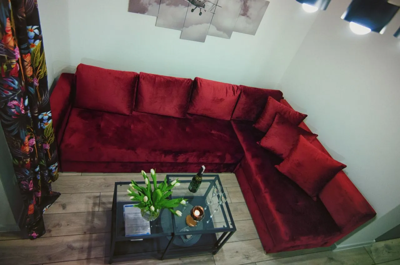 Blue Sky Zator apartament 1 salon kanapa czerwona
