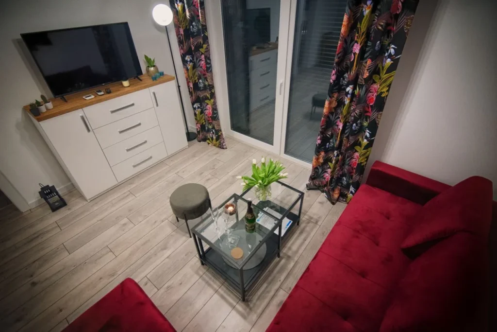 Blue Sky Zator apartament 4 salon z czerwoną kanapą